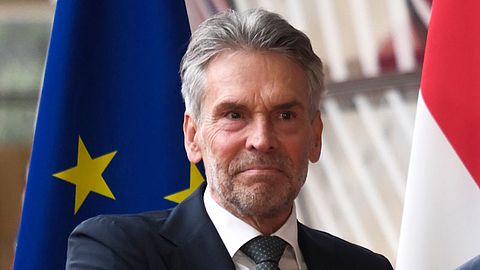 ‘Minister-president Dick Schoof beveelt online beleggingen aan’, trap niet in dit soort nepadvertenties op social media