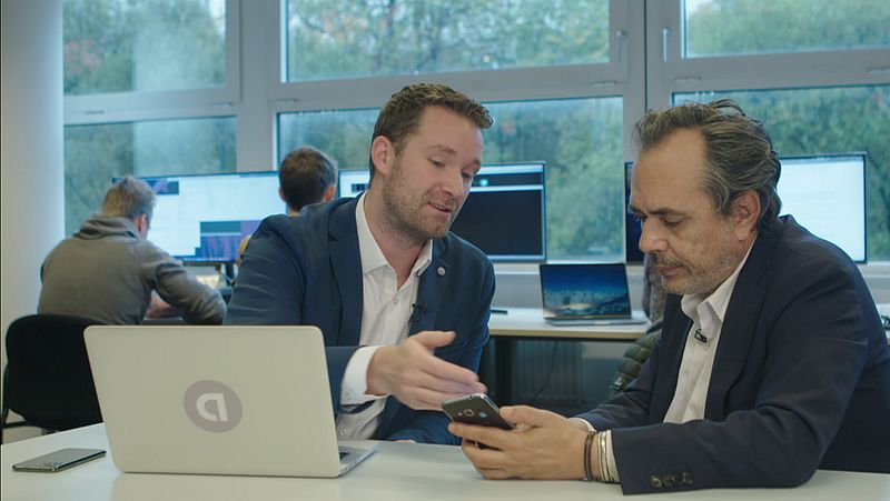 Cybercrime-expert Stan Hegt (links) in gesprek met Opgelicht?!-verslaggever.