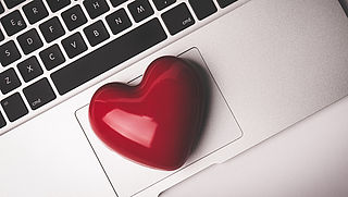 Vrouw die meer dan een miljoen verduisterde stuurde het naar internetliefde