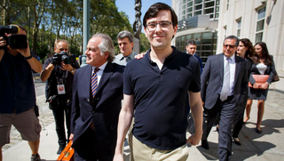 Oplichter Martin Shkreli mag cel niet verlaten om 'coronamedicijn te maken'