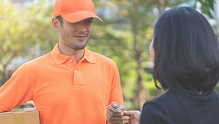 Politie waarschuwt voor babbeltruc pakketbezorgers