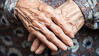 Oude vrouw leeggeplukt door oplichters met babbeltruc