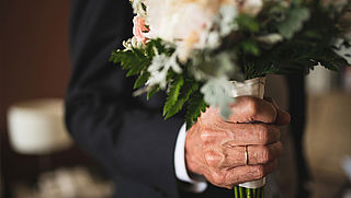 Bejaarde vrouw slachtoffer babbeltruc door 'bloemenbezorgster'