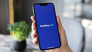 De Consumentenbond start een claimprocedure tegen Booking.com wegens nepkortingen en hoge prijzen