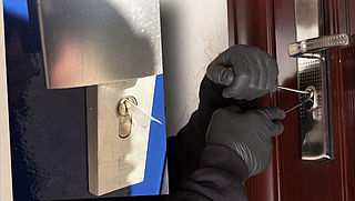 Inbrekerstruc: stukje plastic in slot