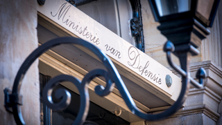 Ministerie van Defensie waarschuwt voor nepnieuws over straatverbod