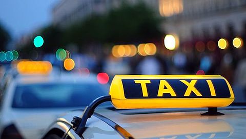 Let op of taxichauffeur overeenkomt met identificatie
