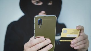 Man uit Waalwijk verliest 12.000 euro door sms-fraude