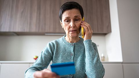 Fraudeurs bellen en sms’en namens de Fraudehelpdesk over jouw bankzaken