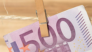Geld en wapens in beslag genomen bij witwasonderzoek