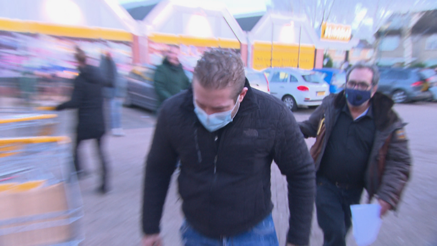 Verraden door opvallende tatoeage: aannemer Albert Both van Bouwbedrijf Stadsbouwer dupeert slachtoffers voor tonnen