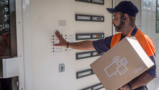 Piepjonge nep-bezorgers van 'PostNL' (16 en 18) stalen pinpassen van tientallen hoogbejaarde slachtoffers