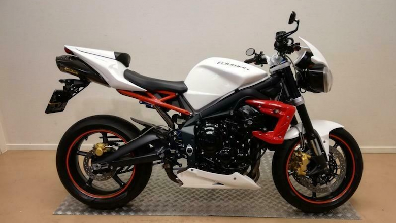 Foto_4.1__Triumph_Street_Triple_op_de_beurs.png