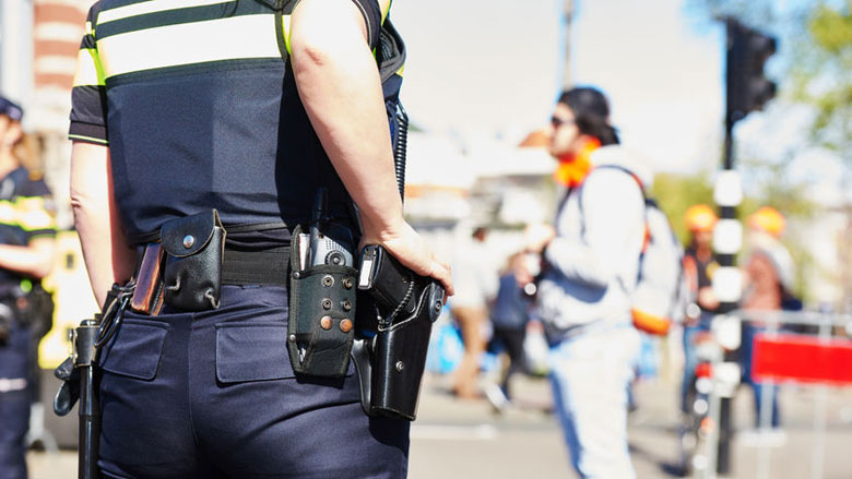 Witwasonderzoek: politie legt beslag op dure auto's en merktassen