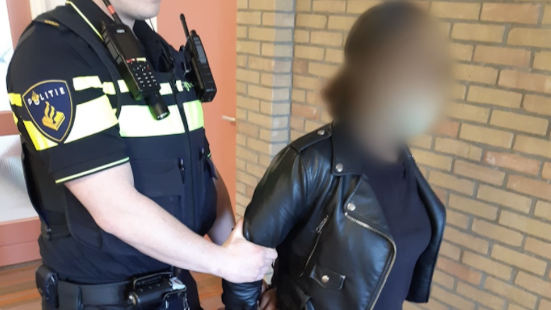 Vrouwelijke oplichters op heterdaad betrapt: politie Leiden lokt 'bankmedewerkers' in de val