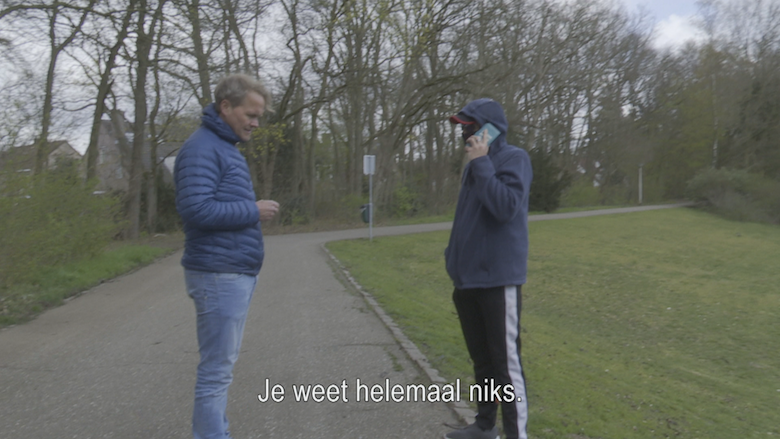 De katvanger wordt geïnstrueerd zich van de domme te houden De katvanger wordt geïnstrueerd zich van de domme te houden