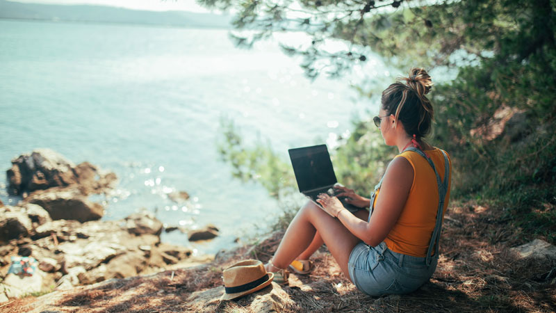 Zon, zee en zorgeloos genieten: zo bescherm je je online veiligheid op vakantie