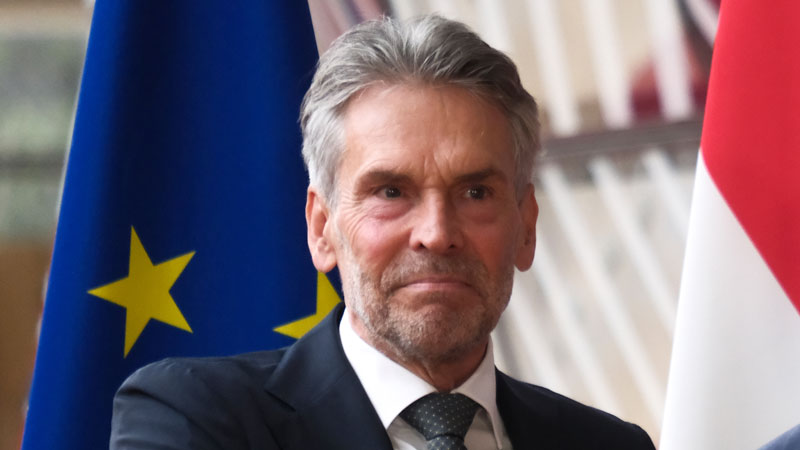 ‘Minister-president Dick Schoof beveelt online beleggingen aan’, trap niet in dit soort nepadvertenties op social media